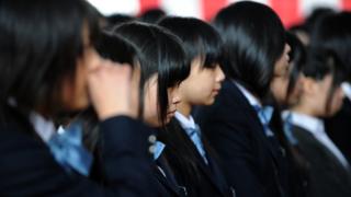 日本の多くの学校には生徒の身だしなみについて厳しい校則がある