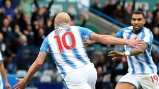 Mooy a ouvert le score du match du promu Huddersfield contre Manchester United, contribuant à la victoire de son équipe.