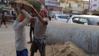 बालू ढोने वाले मजदूर