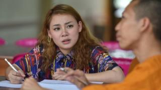 พันช์พูดคุยกับพระ