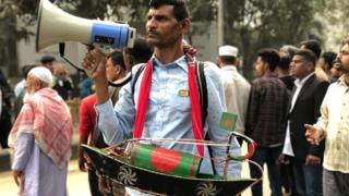 সমাবেশে যোগ দিতে আসা একজন