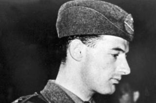 На фото в архиве без даты виден шведский дипломат и герой Второй мировой войны Рауль Валленберг, исчезнувший в 1945 году