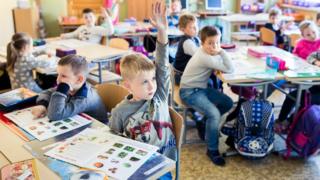 Niños estonios en un aula.