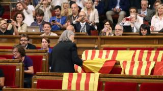 Флаги накрыли скамейки перед голосованием закона о референдуме о независимости в региональном парламенте Каталонии в Барселоне, 6 сентября 2017 года