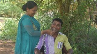 යුද්ධය නිම වී දස වසරක්: අඹුසැමියන් වූ පස මිතුරන්