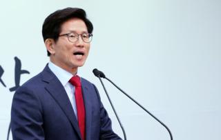자유한국당 김문수 서울시장 후보가 지난달 23일 서울 여의도 당사에서 교통혁명 공약을 발표하고 있다