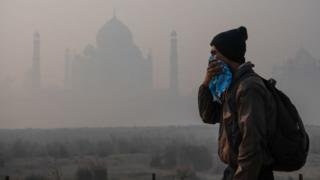 Les scientifiques estiment que la pollution atmosphérique réduit l'espérance de vie mondiale de près de trois ans en moyenne.