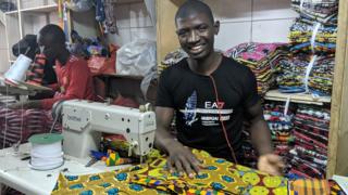 L'un des couturiers de la fabrique artisanale de Sandaga.