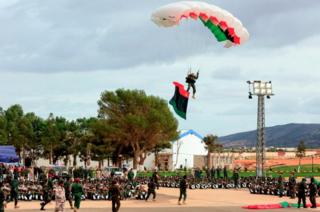 Daliban makarantar sojoji na Libya suna atisaye a ranar da ake yaye su daga makarantar sojojin ranar Litinin a makarantar da ke birnin Benghazi na gabashin kasar.