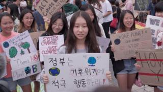 (캡션) 한국 청소년들이 27일 열린 '기후를 위한 결석 시위'에 참석했다