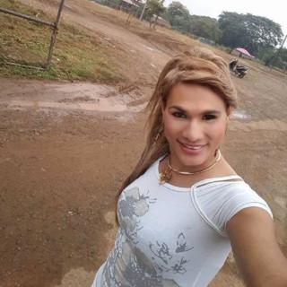 Monica tirando uma selfie