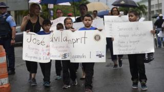 niños protestan para que no cierren su escuela.