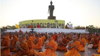 พระสงฆ์รวมตัวกันเพื่อต่อต้านบทบาทของรัฐในศาสนาพุทธ ในปี 2559 ที่สำนักงานพระพุทธศาสนาแห่งชาติ