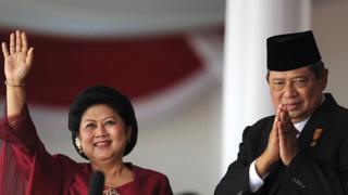 Presiden keenam Susilo Bambang Yudhoyono dan ibu negara, Ani Yudhoyono pada saat perayaan kemerdekaan, 17 Agustus 2010.