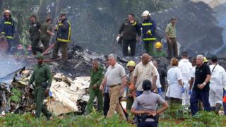 Presidente cubano camina en el lugar del accidente