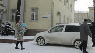 Буга чейин коомдук медиада төрөтканалардын биринде эгиз балдар төрөлүп, светтин жоктугунан керектүу жабдуу иштебей балдар чарчап калды деген каңырыш кеп да тарап кеткен