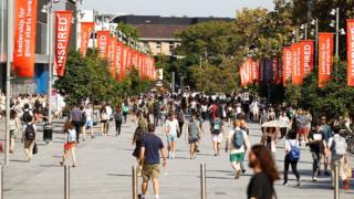 Студенты идут по кампусу австралийского университета