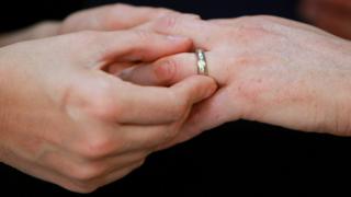 Однополая церемония бракосочетания - обручальное кольцо, файл фото