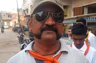 અભિનંદન જેવા દેખાતી વ્યક્તિની તસવીર