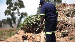 Le 25 août, un petit séisme avait provoqué l'effondrement d'une partie de la mine de Kusasalethu près de Carletonville, à 80 km au sud-ouest de Johannesburg.