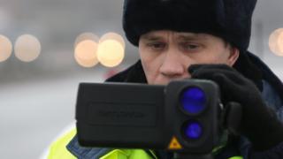 сотрудник ГИБДД с камерой