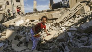 Dos edificios de varios pisos que, según los palestinos fueron destruidos por los ataques de Israel.