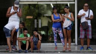Cubans use the internet via public wi-fi in Havana (05 September 2016)