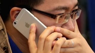 Mteja wa simu aina ya iPhone, Kampuni ya Apple imekiri kupunguza kasi ya simu hizo