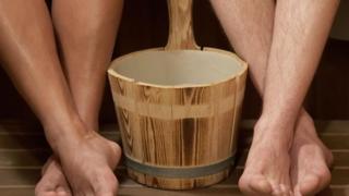 "Phản ứng tức thời của tôi là lấy tay che vùng kín"