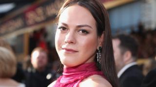 La actriz Daniela Vega en la alfombra roja de los premios Oscar en Hollywood el 4 de marzo de 2018.