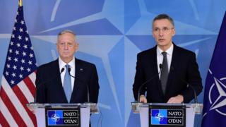 ABD'nin yeni Savunma Bakanı James Mattis (solda) ve NATO Genel Sekreteri Jens Stoltenberg