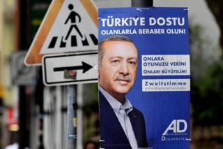 Türkiye kökenli göçmenlerin kurduğu AD-D partisi seçim malzemelerinde Cumhurbaşkanı Erdoğan'ı kullanıyor
