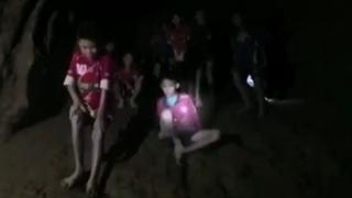 Çocuklar ve antrenörleri Pazartesi gecesi bulundu.