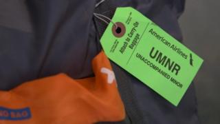 La etiqueta que lleva el bolso de Brayan
