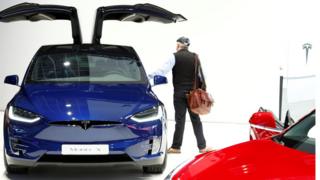 Посетитель осматривает электромобиль Tesla Model X на автосалоне в Брюсселе, Бельгия, 18 января 2019 года.