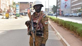 Un soldat burkinabé surveille la rue lors de l'attaque de Ouagadougou