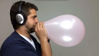 Dylan Scott, coautor del estudio, hinchando un globo