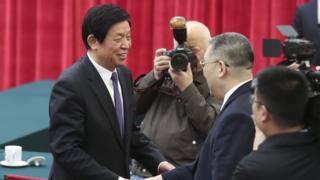 栗戰書與崔世安握手(中新社圖片3/12/2019)