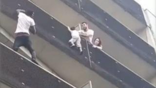 Малиец спасает ребенка с балкона пятого этажа