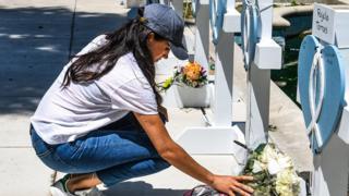 Meghan Markle places flowers at memorial for victims of Texas school shooting