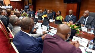 Le Premier ministre ivoirien Amadou Gon Coulibaly (R) s'exprime aux côtés des membres du gouvernement lors d'une réunion avec les dirigeants politiques et les représentants de la société civile du pays le 17 février 2020