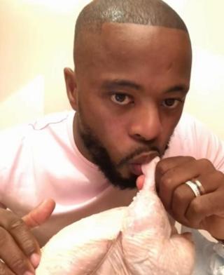 Patrice Evra akimbusu kuku mbichi