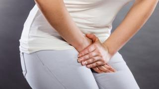 mujer se toma las piernas.
