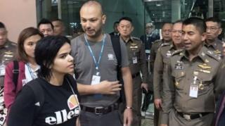ภาพถ่าย น.ส.ราฮาฟ โมฮาเหม็ด แอล-เคนูน ขณะอยู่ในสนามบินสุวรรณภูมิ เธอบอกว่า ต้องการเป็นอิสรภาพจากประเทศเกิดของเธอคือ ซาอุดีอาระเบีย