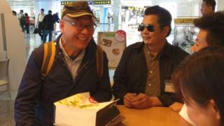 来台旅游无预警跳机的中国民运人士张向忠(左)最后变成一般旅客回国