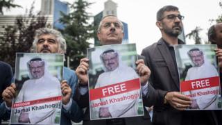 Abigaragambya bafite ifoto y'umunyamakuru Jamal Khashoggi, imbere y'ambasade ya Arabie Saoudite iri i Istanbul muri Turukiya