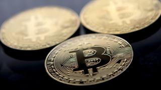 Moeda com logo de bitcoin
