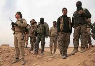 Ciidamada isbahaysiga fallaagada Suuriya oo isu diyaarinaya weerarka ay ku qaadeen Raqqa oo ay Daacish haysato
