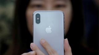 Mujer con iPhone