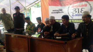 Penanggung jawab aksi 313 yang digelar oleh Forum Umat Islam (FUI), Muhammad Al Khaththath (ketiga dari kanan) saat konferensi pers aksi.
